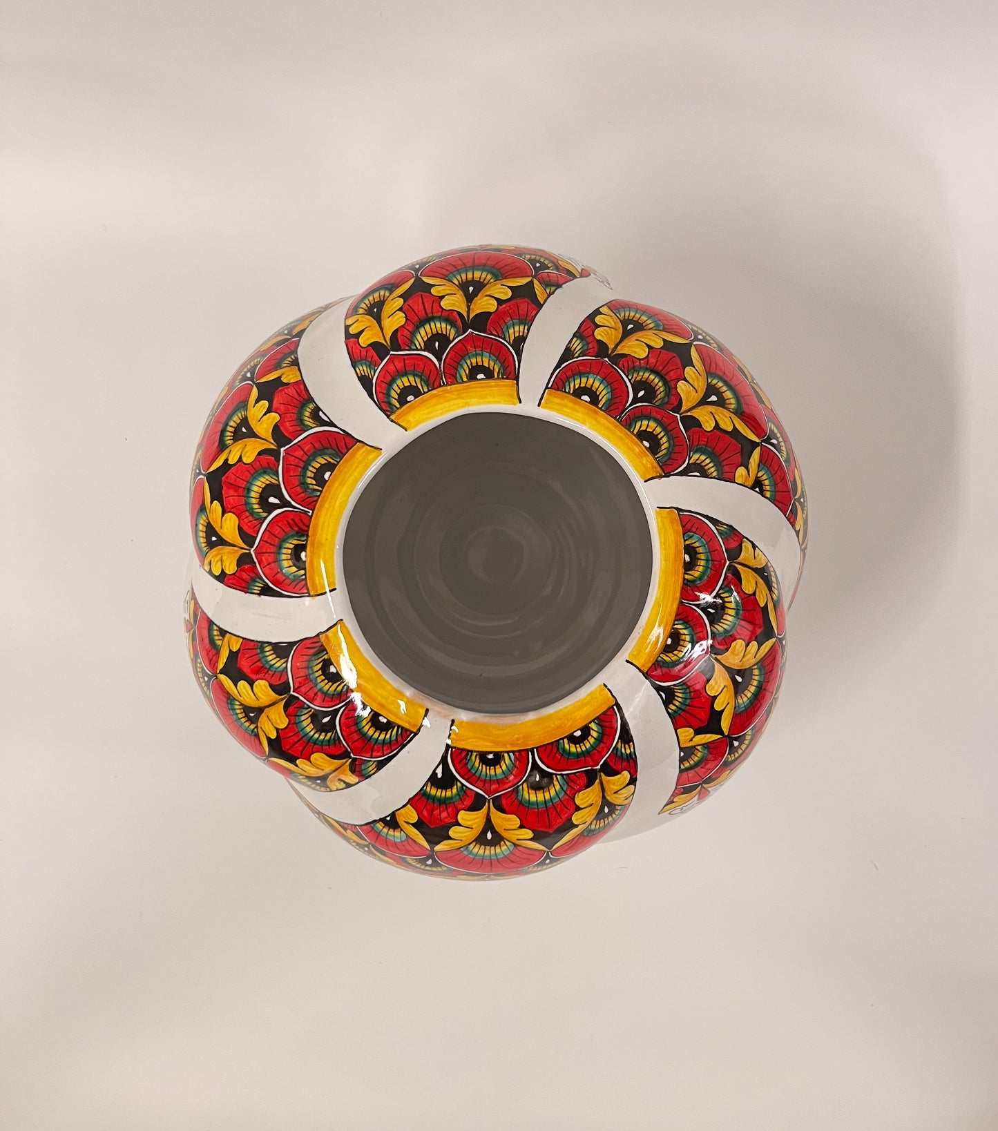 KORISTEELLINEN MAJOLIKA-MALJAKKO