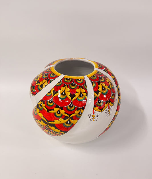 KORISTEELLINEN MAJOLIKA-MALJAKKO