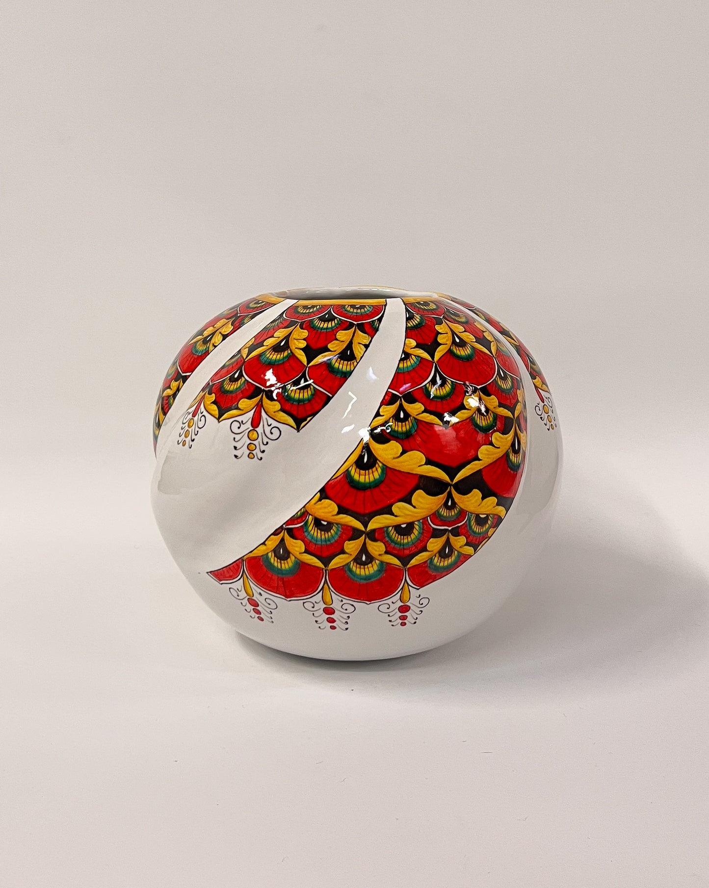 KORISTEELLINEN MAJOLIKA-MALJAKKO