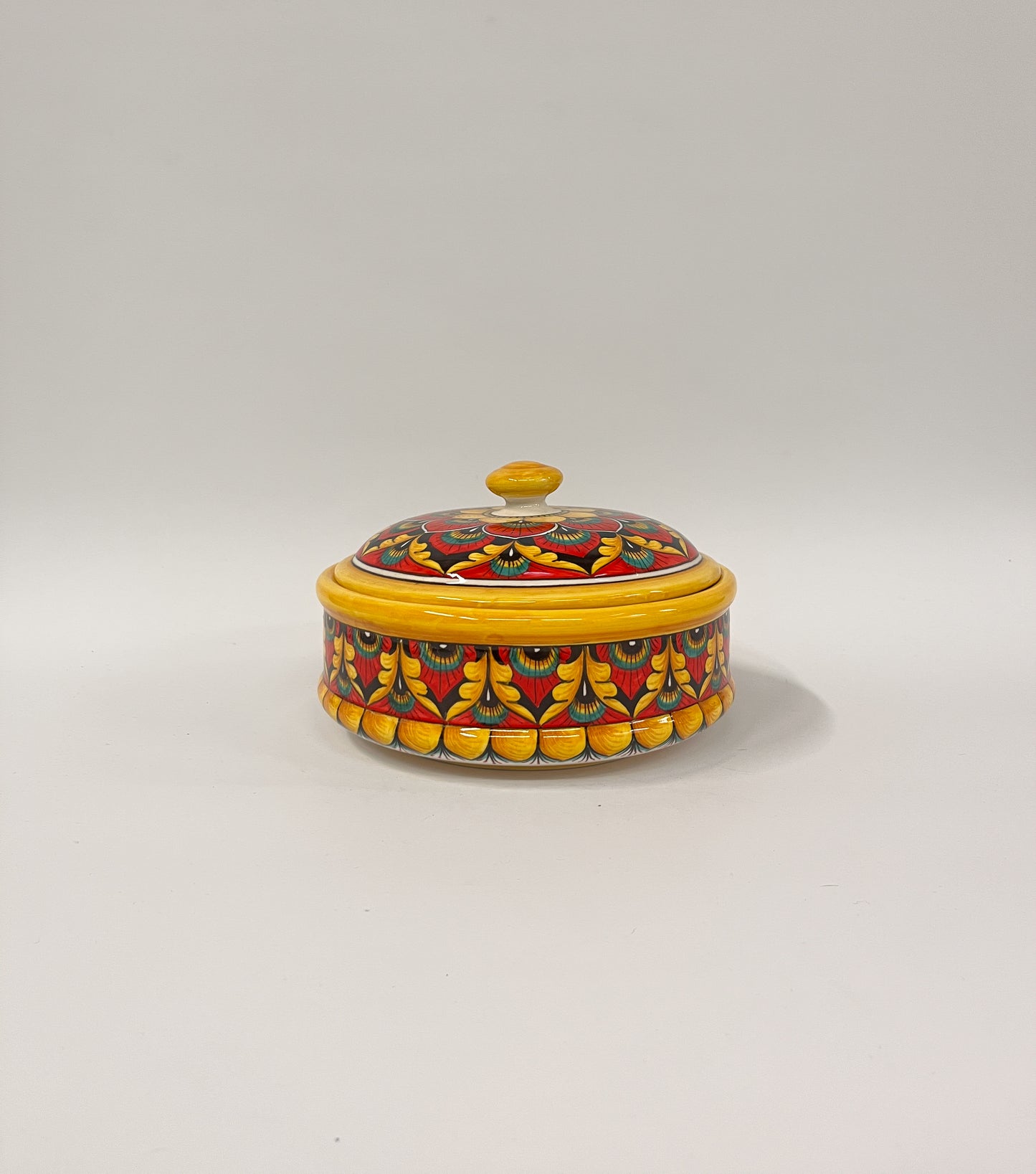 KANNELLINEN MAJOLIKA-KORISTERASIA