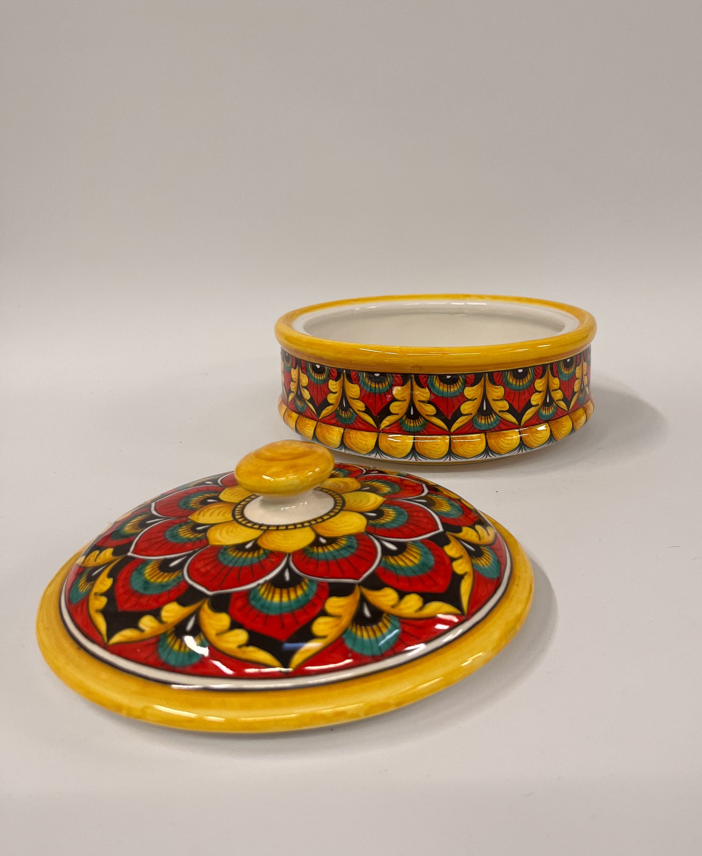 KANNELLINEN MAJOLIKA-KORISTERASIA